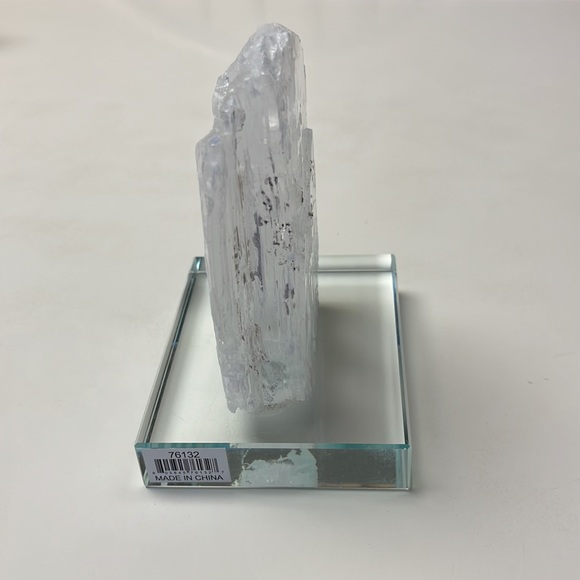 Natural Quartz Stone Tower with the Glass Base. - Picture 3 of 8